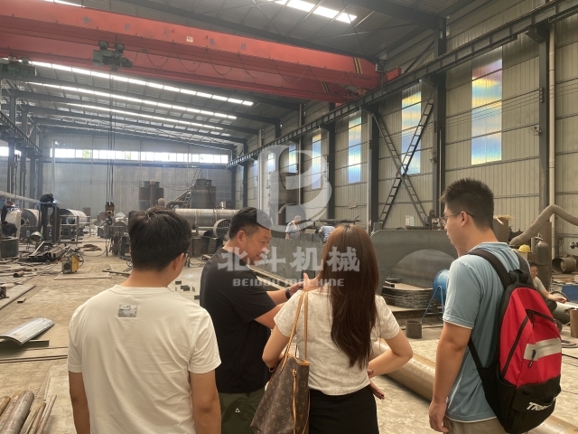 北斗機(jī)械實(shí)力引客！客戶實(shí)地考察炭化爐